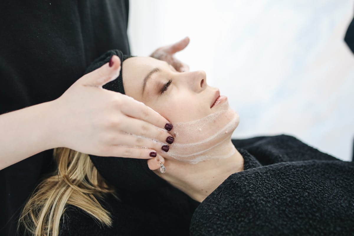 Soin doux du visage avec les mains, Lifting Facial Énergétique à Marseille
